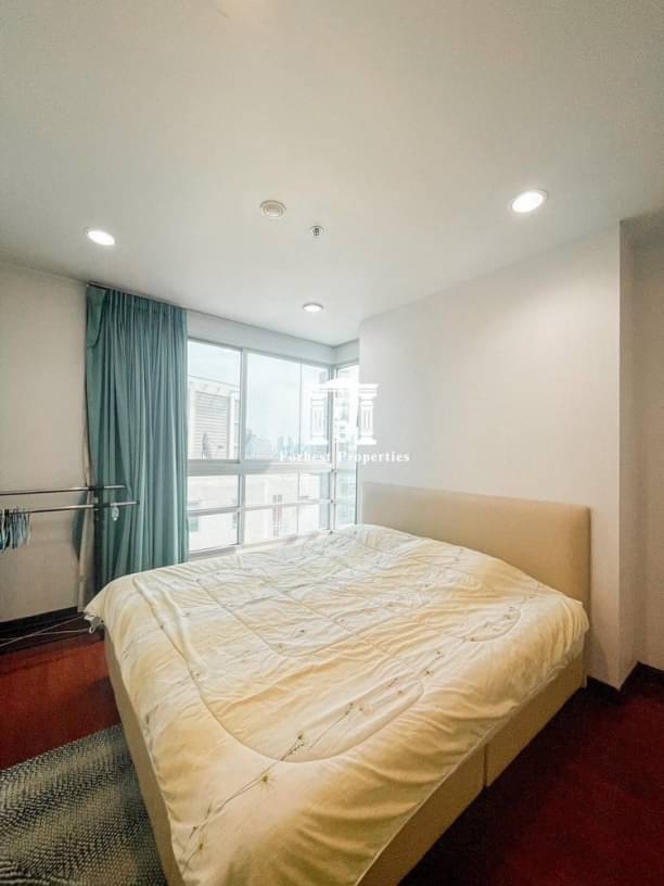 For sale Sathorn House Condominium. Surrounding facilities Near BTS, easy and convenient to travel. Loading...