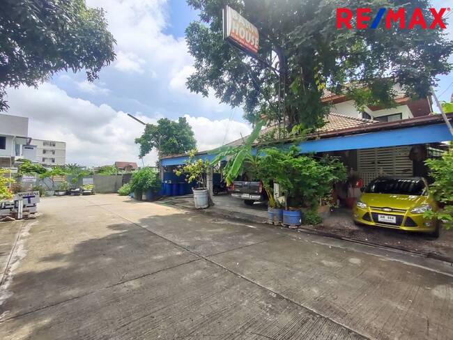 2-story detached house for sale and 3-story building, Phahon Yothin 40, near Kasetsart University, Sripatum University and the Forestry Department, Green Line train station. Kasetsart Station Loading...