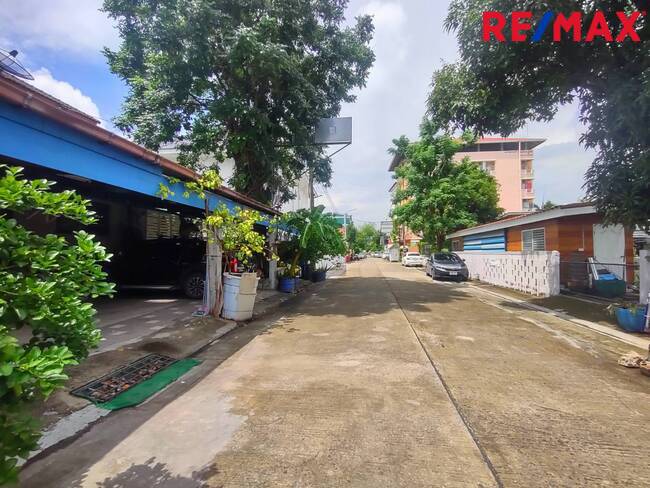 2-story detached house for sale and 3-story building, Phahon Yothin 40, near Kasetsart University, Sripatum University and the Forestry Department, Green Line train station. Kasetsart Station Loading...