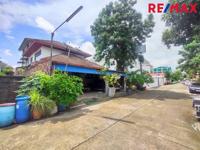 2-story detached house for sale and 3-story building, Phahon Yothin 40, near Kasetsart University, Sripatum University and the Forestry Department, Green Line train station. Kasetsart Station Loading...