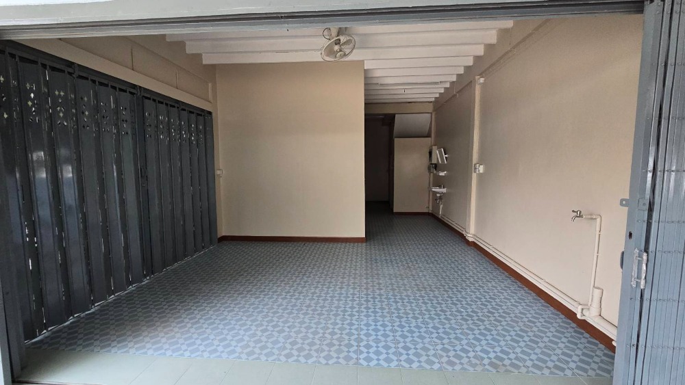 For RentRetail SpaceKhlongtoei, Kluaynamthai : Rooms for rent for living or trading, good location in a large community in the heart of the city, newly renovated, ready to move in!