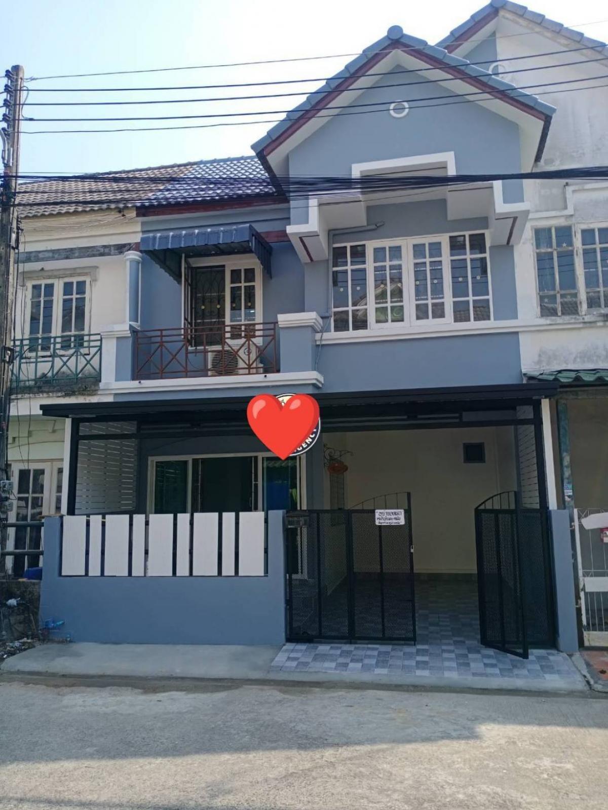 For SaleTownhomePathum Thani,Rangsit, Thammasat : Baan Lally Ville is located in Lam Luk Ka Khlong 3. Townhouse, only 5 minutes from BTS Khu Khot, Sinphaet Hospital, Sai Mai Hospital, Big C Lam Luk Ka, Khlong Si, Phong Suwan School, Sai Mai Lam Luk Ka Khlong 3.