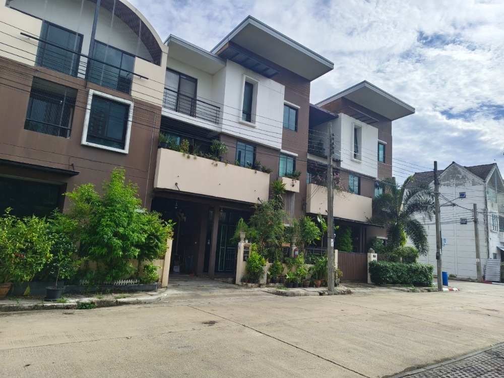 ขายทาวน์โฮมแจ้งวัฒนะ เมืองทอง : ทาวน์โฮม 3 ชั้น หมู่บ้านลูกกอล์ฟพรีเมี่ยมใจกลางเมืองทองธานี 5 นอน 3 น้ำ 1 ห้องนั่งเล่น 4 จอด ใกล้ทางด่วน ติดแอร์ ม่านครบทุกห้อง