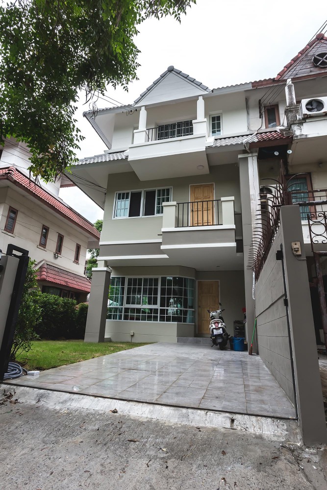 ขายทาวน์โฮมอ่อนนุช อุดมสุข : ทาวน์โฮม บ้านลัดดาว สุขุมวิท 68 / 3 ห้องนอน (ขาย), Baan Lat Dao Sukhumvit 68 / Townhome 3 Bedrooms (FOR SALE) PUY357