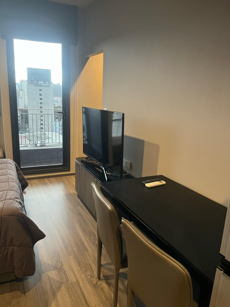 For RentCondoRatchathewi,Phayathai : 👑 IDEO Mobi Rangnam 👑 Studio room, size 28 sq m., 11th floor, has a walk-in closet, complete furniture and appliances.