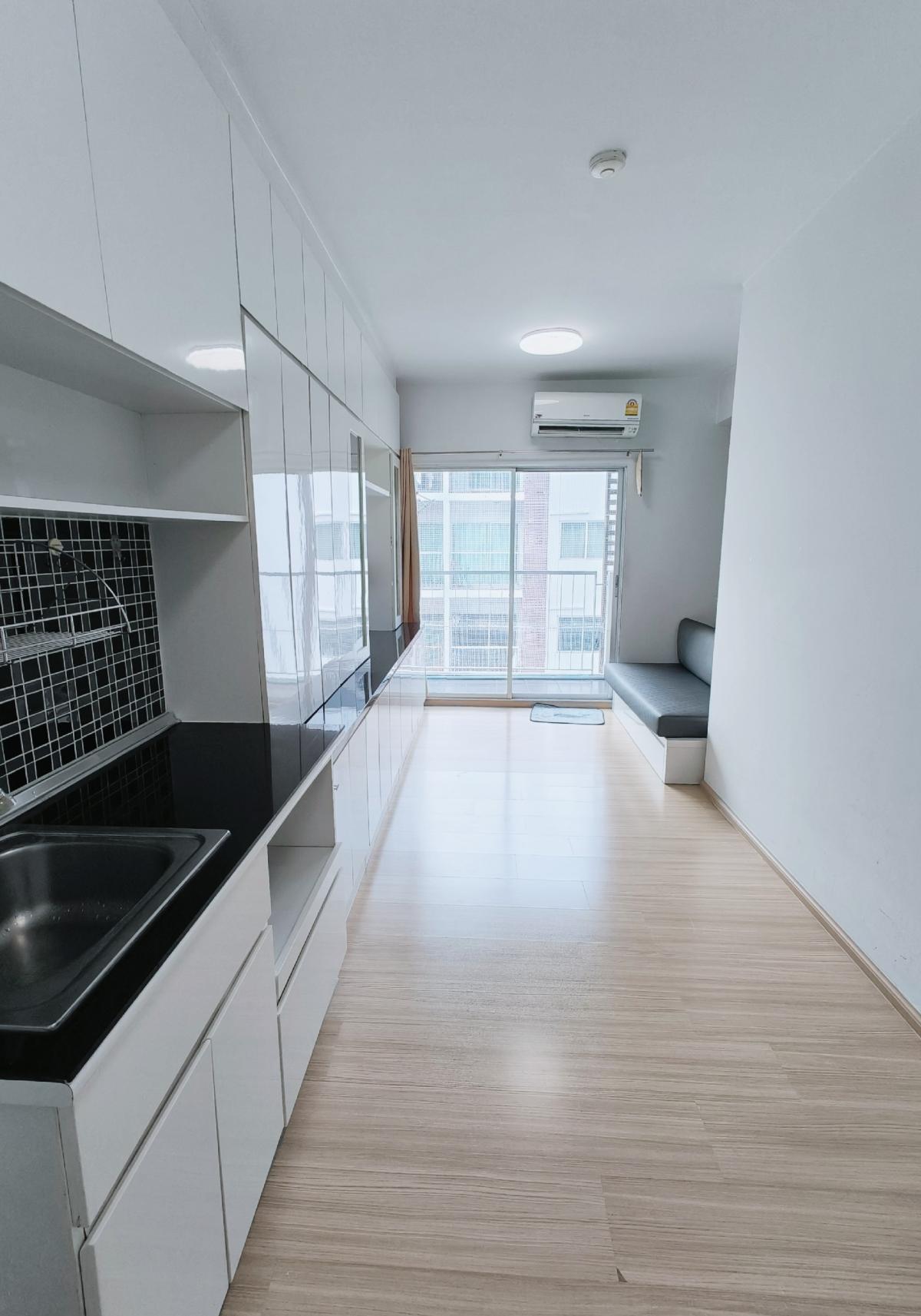 สวยเหมือน Renovate ใหม่ คอนโดใจกลางเมืองใกล้แยกพระราม9 A-Space Asoke-Ratchada  South Tower Loading...