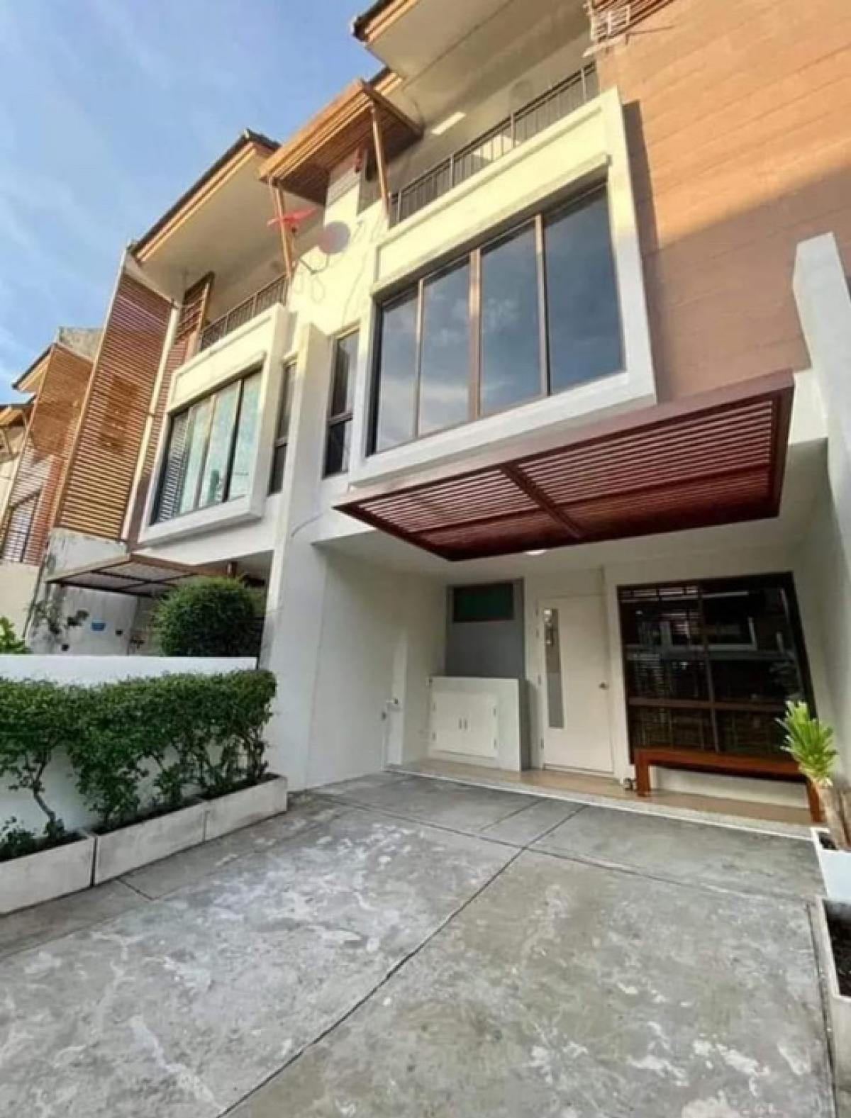 ให้เช่าทาวน์โฮมอ่อนนุช อุดมสุข : For Rent Townhome in Compound Security Soi Sukhumvit 97/1, Closed to BTS Bang Chak 800 Meters, Welcome Pet-friendly Must be Trained