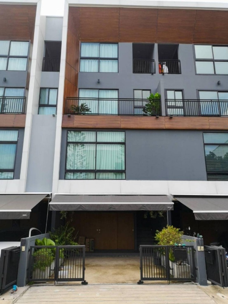 For RentTownhomePattanakan, Srinakarin : Townhome for rent, Phatthanakan zone, near Big C On Nut, just 10 minutes.