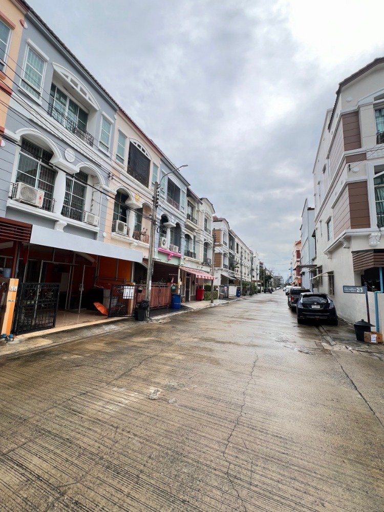 Baan Klang Muang, next to the Crime Suppression Division on Chokchai Si Road, a place with delicious food that you can walk to. Loading...