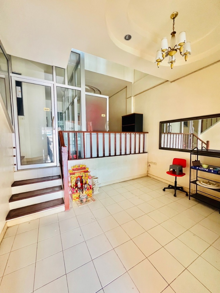 Baan Klang Muang, next to the Crime Suppression Division on Chokchai Si Road, a place with delicious food that you can walk to. Loading...