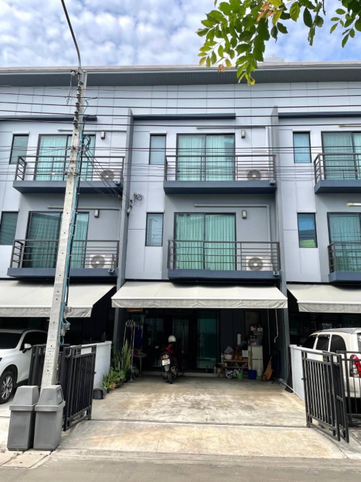 For SaleTownhomeLadkrabang, Suwannaphum Airport : ⭐️ ขายราคาถูกมาก ทาวน์โฮม ไม่เคยปล่อยเช่า ไม่ค่อยพักอาศัย บ้านกลางเมืองพระราม 9 - อ่อนนุช ใกล้สุวรรณภูมิและ APL ⭐️