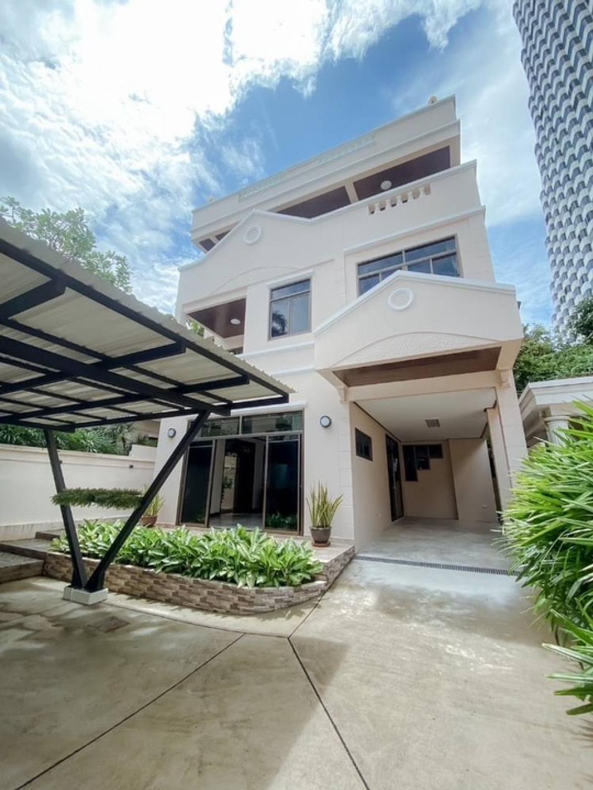 For RentHouseNana, North Nana,Sukhumvit13, Soi Nana : For RENT CLASSIC DETACID HOUSE 3 Storey with Rooftop on Soi Sukhumvit Nana, Welcome Pet-Friendly