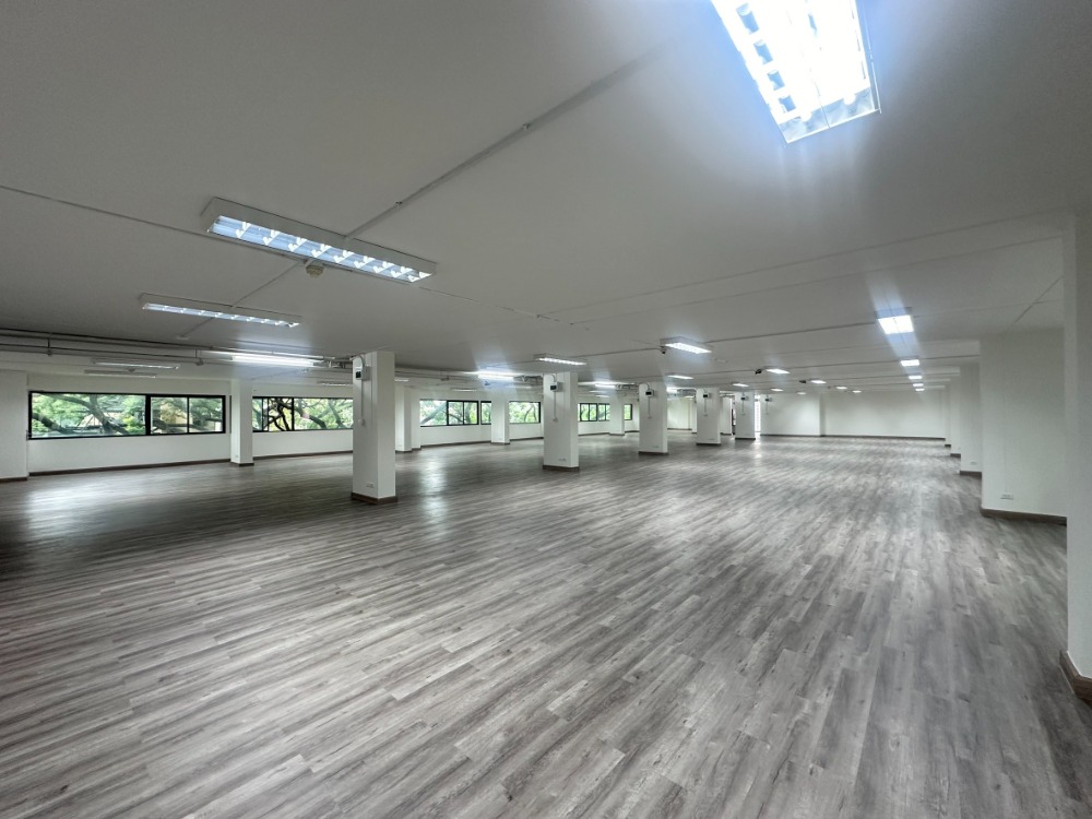 For RentOfficeLadprao, Central Ladprao : Office for rent in an office building, near MRT Phahon Yothin, only 200 meters, convenient transportation, can be rented in 300 sq m and 239 sq m, near amenities
