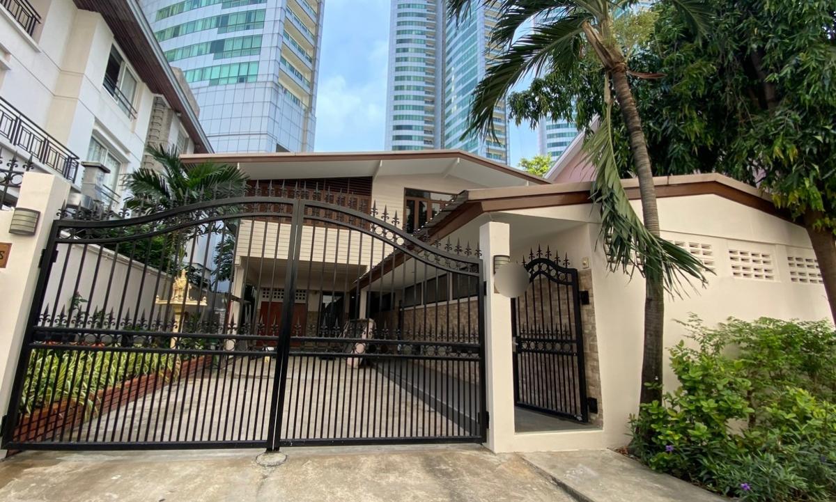 For RentHome OfficeSukhumvit, Asoke, Thonglor : For rent, single house, home office, Asoke, Sukhumvit, near BTS Asoke station 700 meters, for: office, clinic, spa, Wellness, IV-Drip, Anti-aging, Reservation Medical, physical therapy