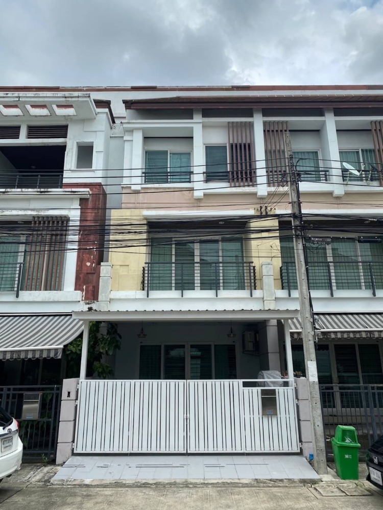 For SaleTownhomeYothinpattana,CDC : Conveniently travel into the city ✨ Townhome Baan Klang Muang Urbanion Rama 9 - Ladprao / 3 bedrooms (FOR SALE), Baan Klang Muang Urbanion Rama 9 - Ladprao / Townhome 3 Bedrooms (FOR SALE) RUK800
