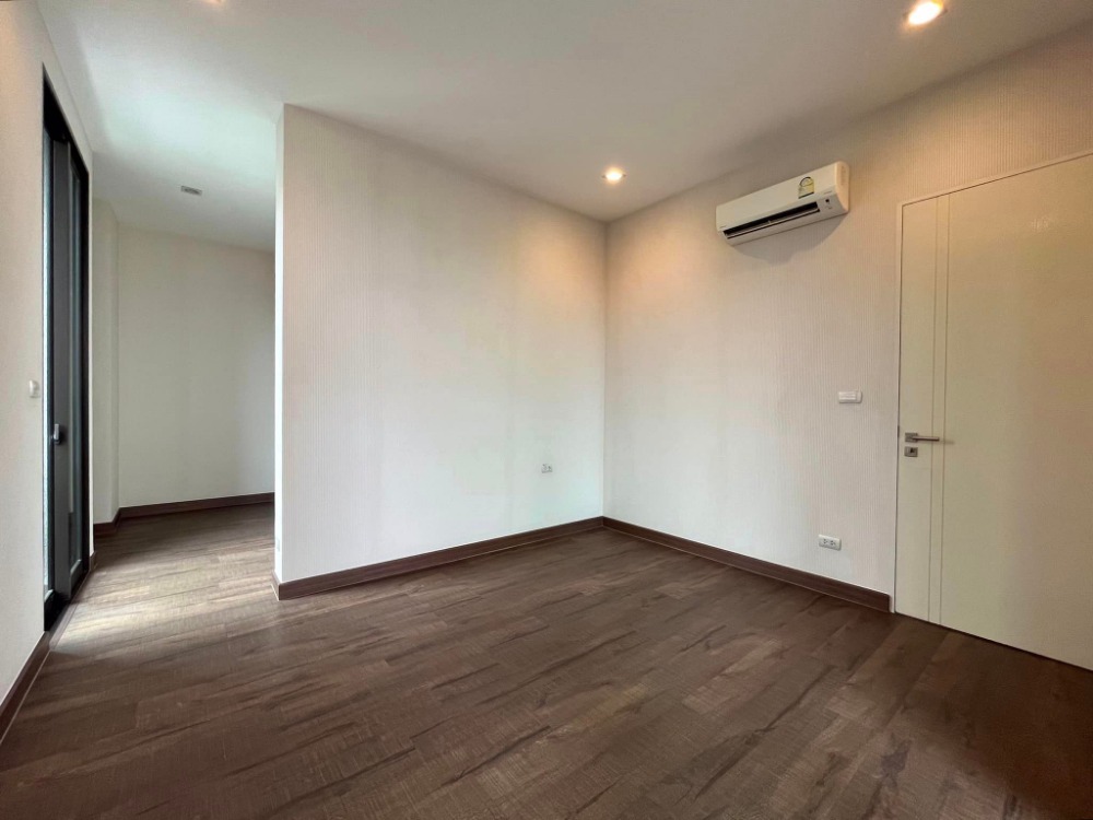 For sale: 3-storey detached house, Baan Klang Muang, CLASSE, Ekkamai-Ramintra, new house - area 52.6 sq.wa., usable area 346 sq.m., 5 bedrooms, 5 bathrooms, Sukonthasawat Road 19 Loading...