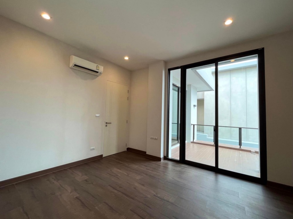 For sale: 3-storey detached house, Baan Klang Muang, CLASSE, Ekkamai-Ramintra, new house - area 52.6 sq.wa., usable area 346 sq.m., 5 bedrooms, 5 bathrooms, Sukonthasawat Road 19 Loading...