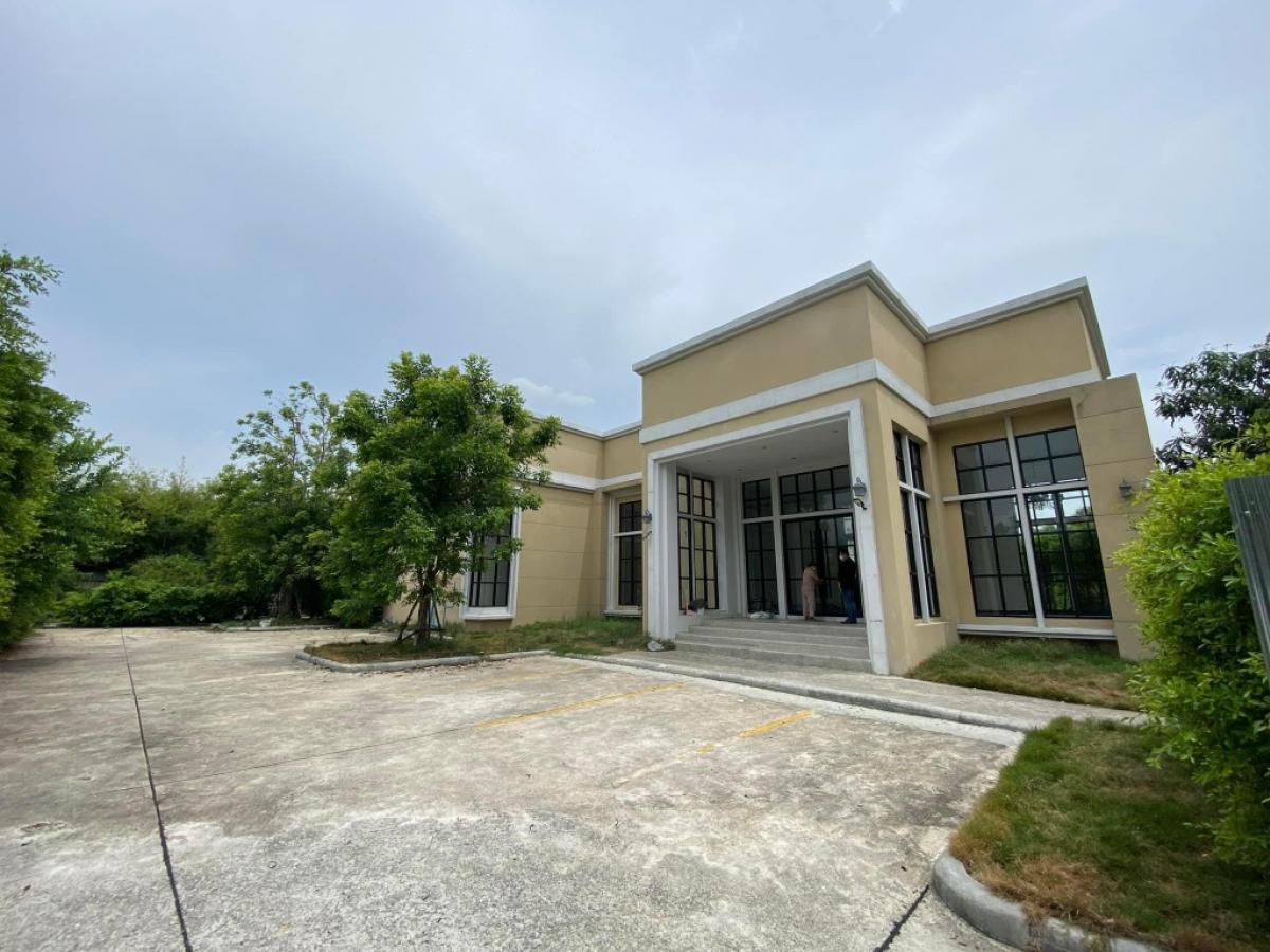 For RentHome OfficeBangna, Bearing, Lasalle : For rent: Home office, Gallery Office Condominium style, Soi Bearing (Lasalle), Sukhumvit 107, Bangkok. Parking for 10 cars. Can register a company.