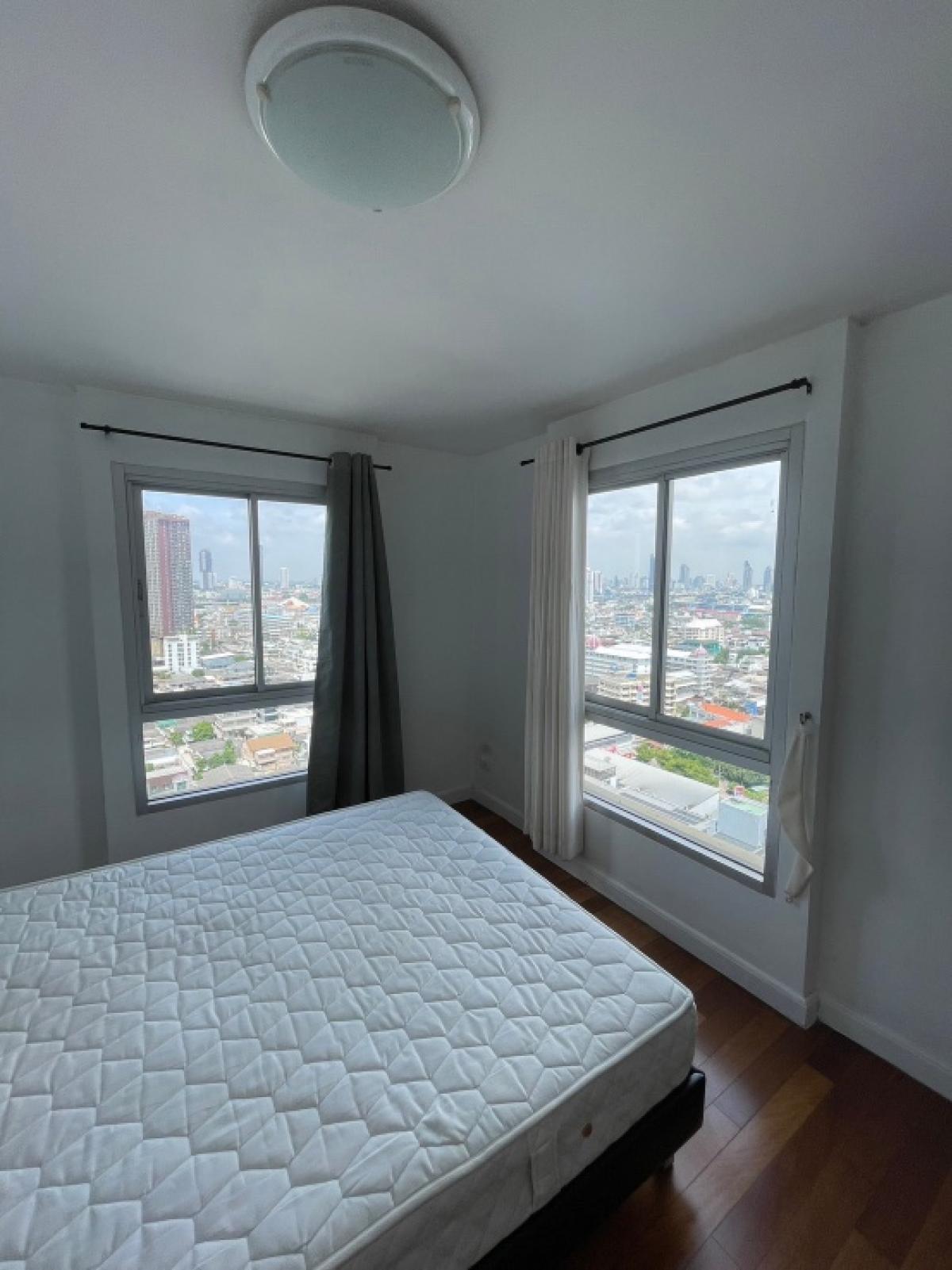 ขายคอนโดสาทร นราธิวาส : ห้องชั้นสูง วิวสวย วิวไม่ติดห้องไหนเลย ลมเย็นสบาย สภาพห้องดีมากๆเจ้าของดูแลอย่างดี แอร์ตัวใหม่3ตัว พร้อมถือกระเป๋าเข้าอยู่