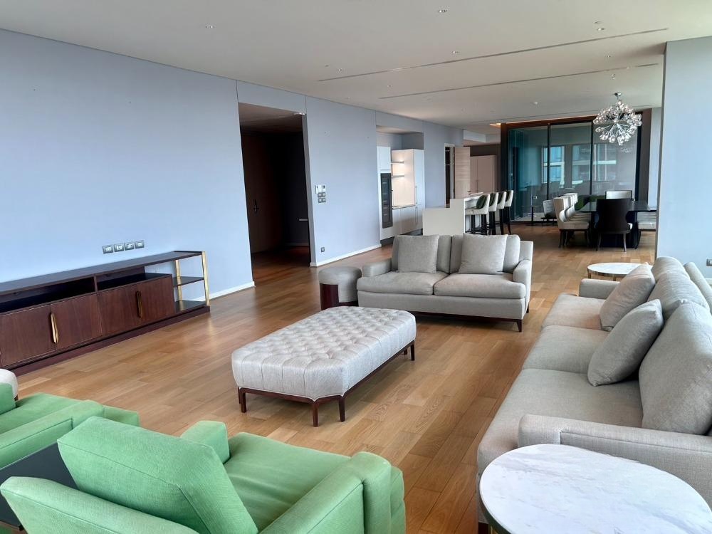ให้เช่าคอนโด : 3 ห้องนอน 4 ห้องน้ำ Sindhorn Residence สินธร เรสซิเดนซ์ | ชั้น 33, 345 sq.m. | ราคาเช่า 450,000 บาทต่อเดือน ราคาขาย 110 ล้านบาท