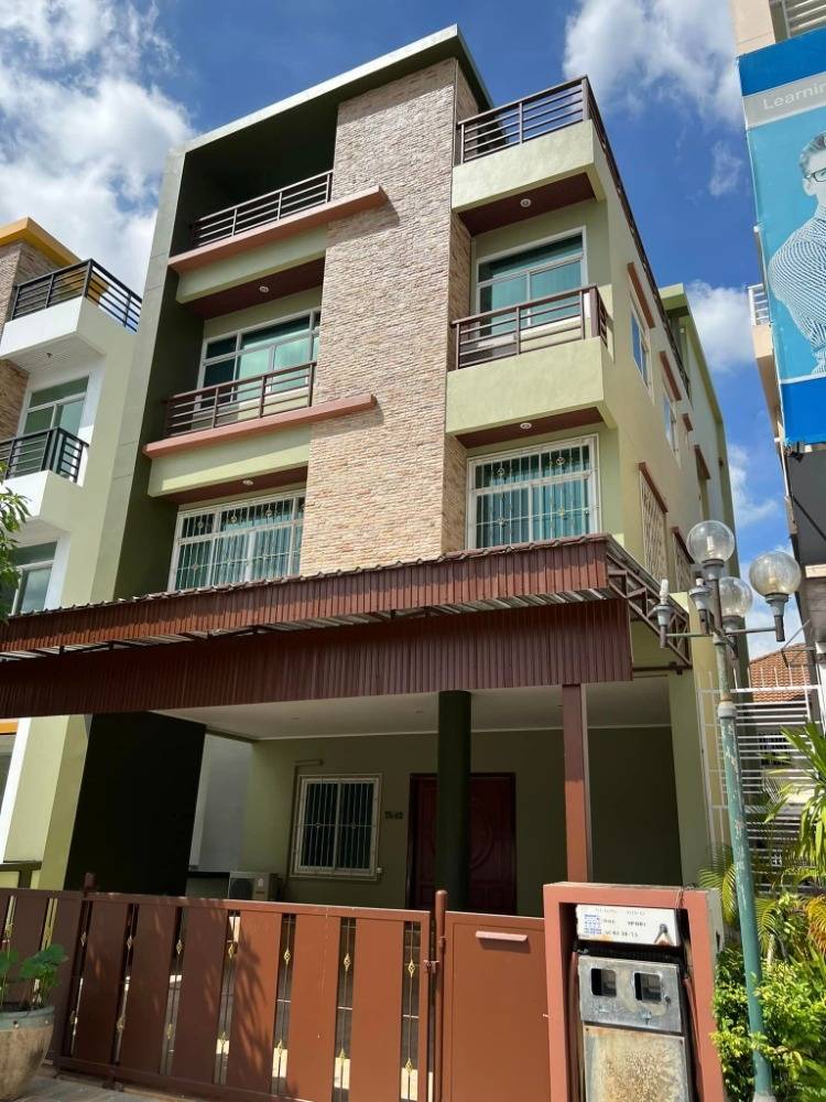 For RentTownhomeMin Buri, Romklao : Townhouse for rent, Rom Klao - Ramkhamhaeng area, near Big C Rom Klao, only 3 minutes.