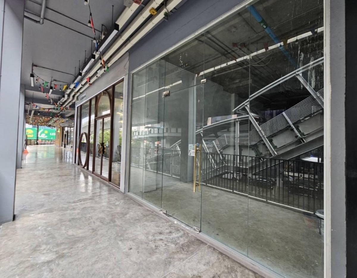 For RentRetail SpaceOnnut, Udomsuk : Rental space for trade in the 2nd floor, size 75 square meters, good location near the Phra Khanong BTS BTS, have parking