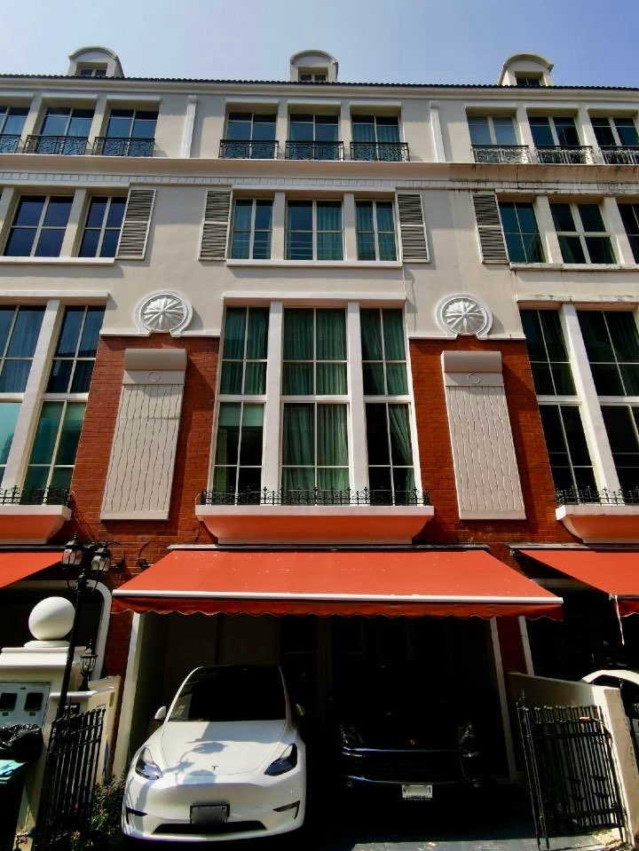 ให้เช่าทาวน์โฮมสุขุมวิท อโศก ทองหล่อ : Baan Klang Krung Britishtown Thonglor 4bed 5bath 26sqw. 380sqm. 150,000/mth Am: 0656199198