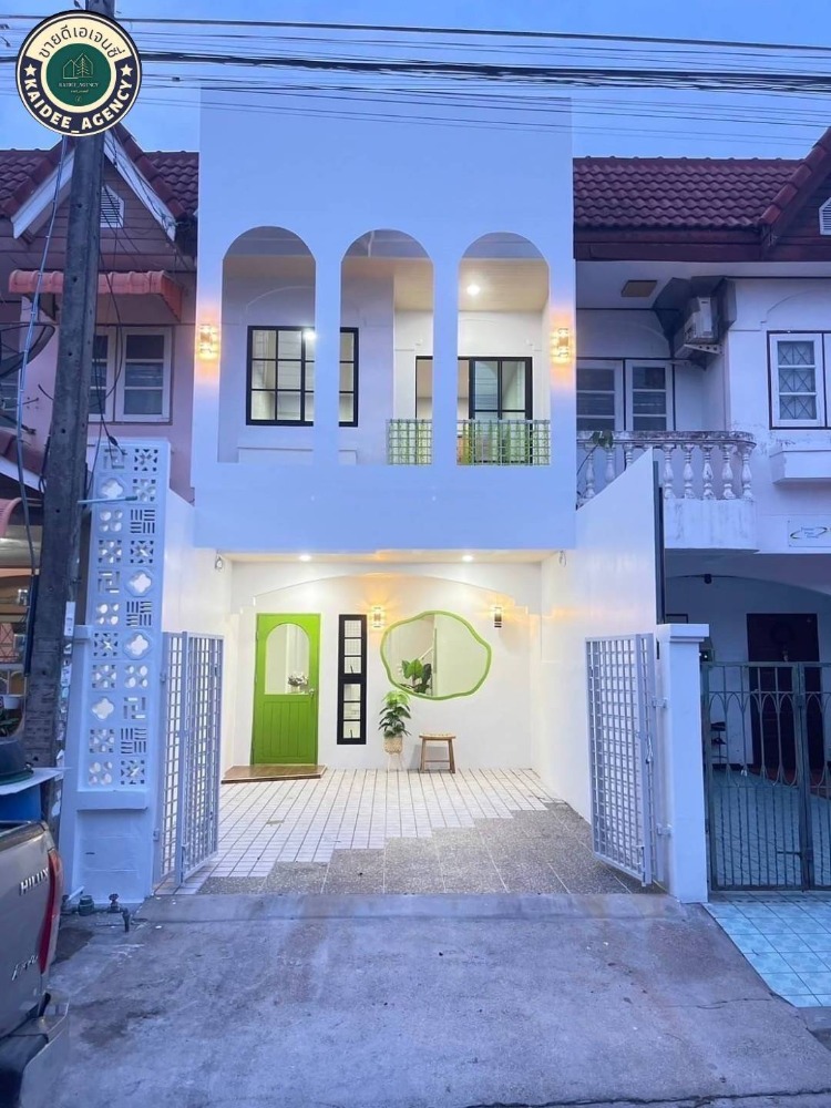 For SaleTownhomePathum Thani,Rangsit, Thammasat : 2-storey townhouse, Chatnarong Village, Villa 4, Lam Luk Ka, Sai Samphan Market, Soi Pien Non, Big C Lam Luk Ka, Khlong 4, B-Care Hospital, Triam Bundit School, Rabiab Witthaya School, Wat Sai Mai, Big C, Lotus, Makro, near the expressway Kanchanaphisek-B