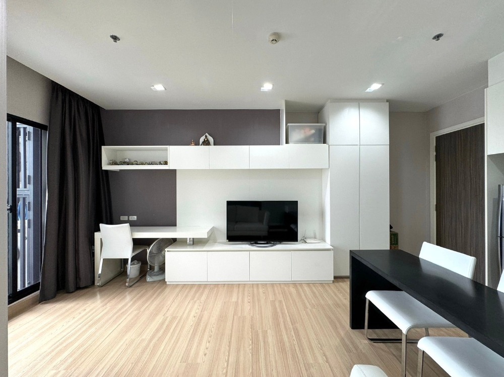 Urgent sale, Condo Urbano Absolute Sathorn-Taksin, near BTS Krung Thon Buri (Green Line) and Gold Line (to Icon Siam), along the Chao Phraya River curve, convenient transportation, luxurious, classy, ready to move in Loading...