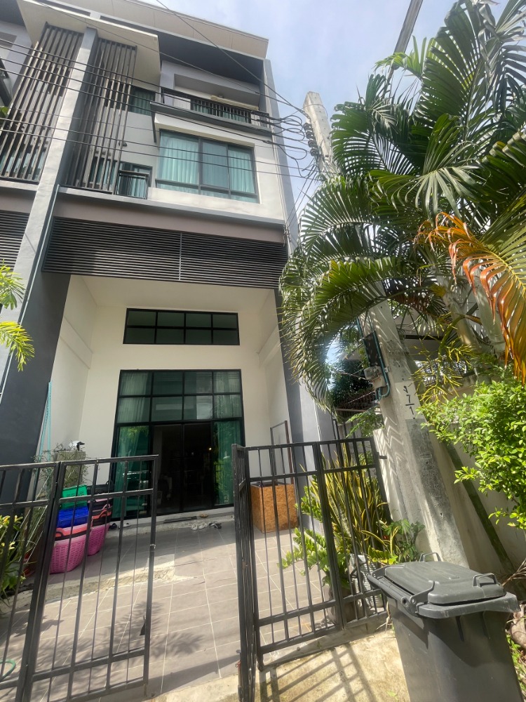 ขายทาวน์โฮมพัฒนาการ ศรีนครินทร์ : 📢🏡 ขายทาวน์โฮม 3 ชั้นครึ่ง หลังริม หมู่บ้าน City Link พระราม 9 – ศรีนครินทร์