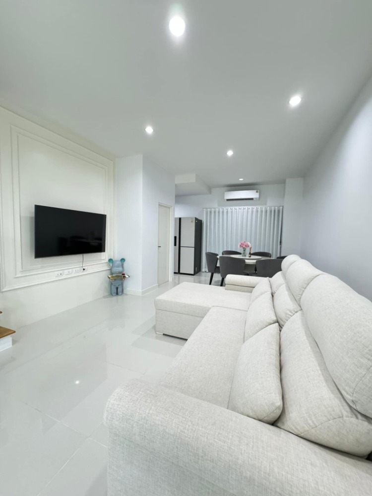 For RentTownhomeMin Buri, Romklao : 🔴45,000฿🔴 Townhome, Baan Klang Muang, Rama 9-Krungthep Kreetha 🏠 Beautiful house, good location, near shopping malls, happy to serve 🙏 If interested, please contact 𝙇𝙄𝙉𝙀 (very fast response): 📱 Property code 679-1101 📱: Line ID: @bbcondo88
