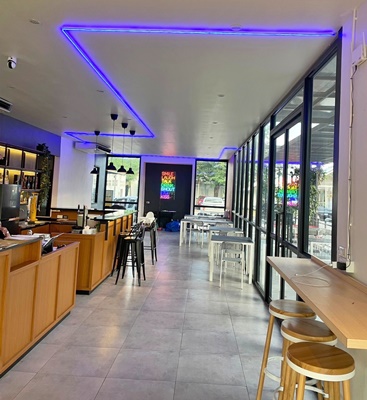 For RentRetail SpaceLadkrabang, Suwannaphum Airport : For rent: Restaurant-cafe, Lat Krabang, Lat Krabang Industrial Estate, rent only 60,000 baht per month, very good value, convenient parking for 50++ cars, fully furnished