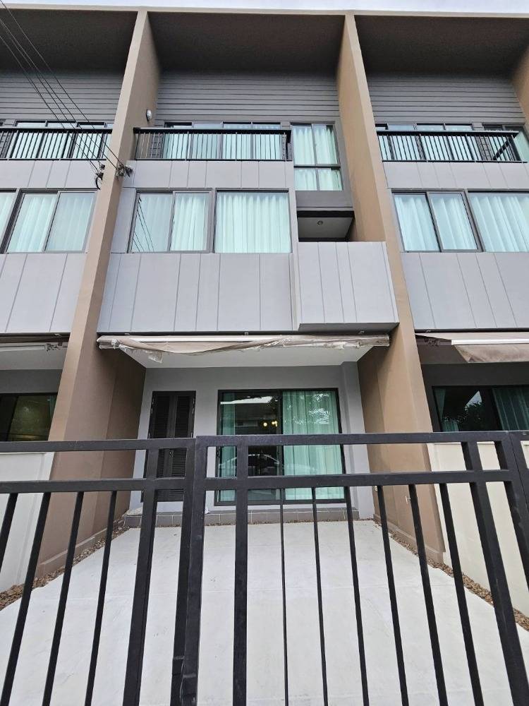 For RentTownhomeMin Buri, Romklao : Townhouse for rent, Baan Klang Muang, Rama 9 - Krungthep Kreetha, near Kasemrad Hospital, Ramkhamhaeng, only 9 minutes.