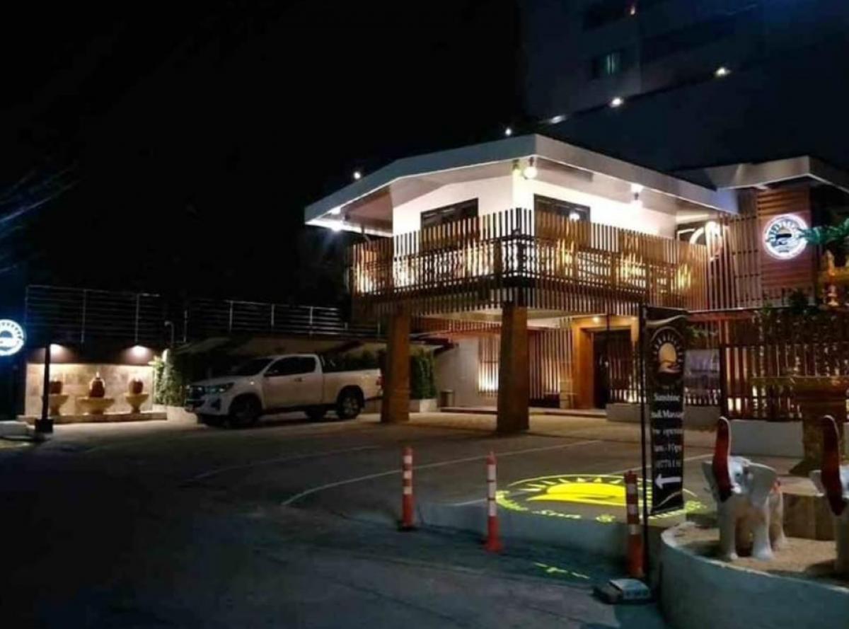 For RentRetail SpaceSukhumvit, Asoke, Thonglor : For rent: Stand Alone detached house, spa style, massage shop, Thai traditional medicine, physical therapy clinic, onsen, beauty, located in Soi Ekkamai - Thonglor 10, Sukhumvit 63, Bangkok. Parking for 10 cars (no transfer fee)