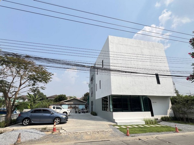 For RentShop HousePathum Thani,Rangsit, Thammasat : BS1490 Building for rent with roof terrace, total usable area 556 sq m., Khlong 2 area, Rangsit - Nakhon Nayok, suitable for an office.