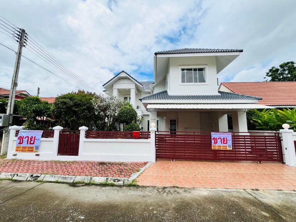 For SaleHouseChiang Mai : Beautiful house in the project, worth living, 3 bedrooms, 3 bathrooms, 2 parking spaces, on Chiang Mai-Hang Dong Road, only 5 minutes to Kad Farang.