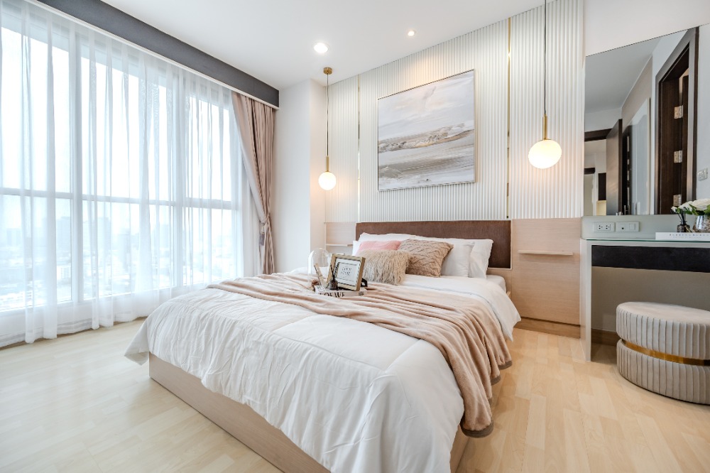 Rhythm Ratchada, near the BTS, spacious room, beautiful and sweet, pool view, high floor, near MRT_Do512 Loading...