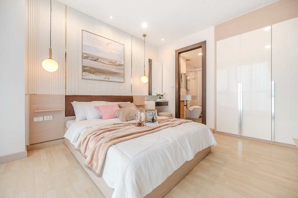 Rhythm Ratchada, near the BTS, spacious room, beautiful and sweet, pool view, high floor, near MRT_Do512 Loading...