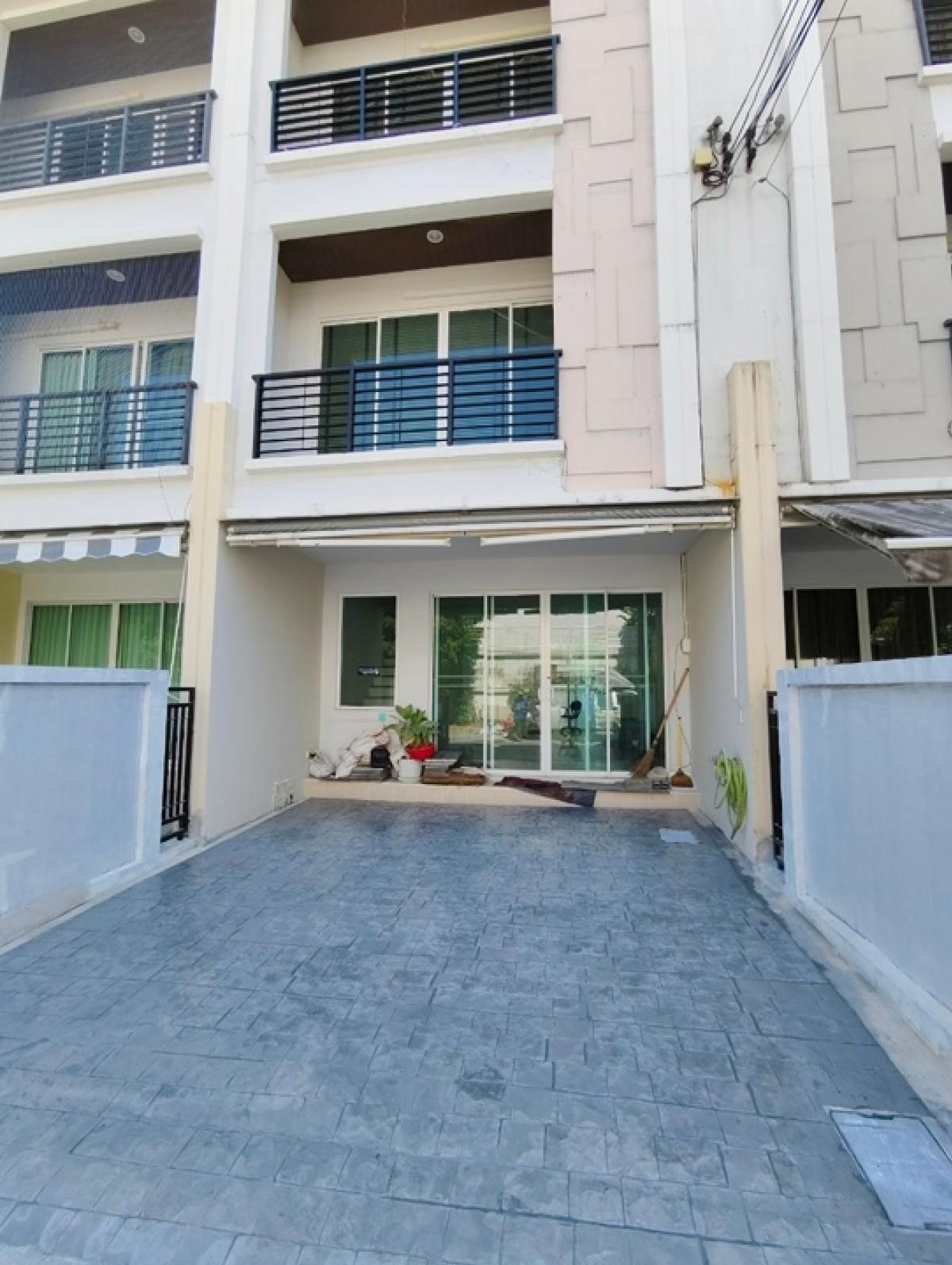 ให้เช่าทาวน์โฮมพัฒนาการ ศรีนครินทร์ : ให้เช่าบ้าน 3ชั้น 3 ห้องนอน 3 ห้องน้ำ ใกล้สวนหลวงร.9, ซีคอน, พาราไดซ์, รถไฟฟ้าสายสีเหลือง หมู่บ้านกลางเมือง ศรีนครินทร์