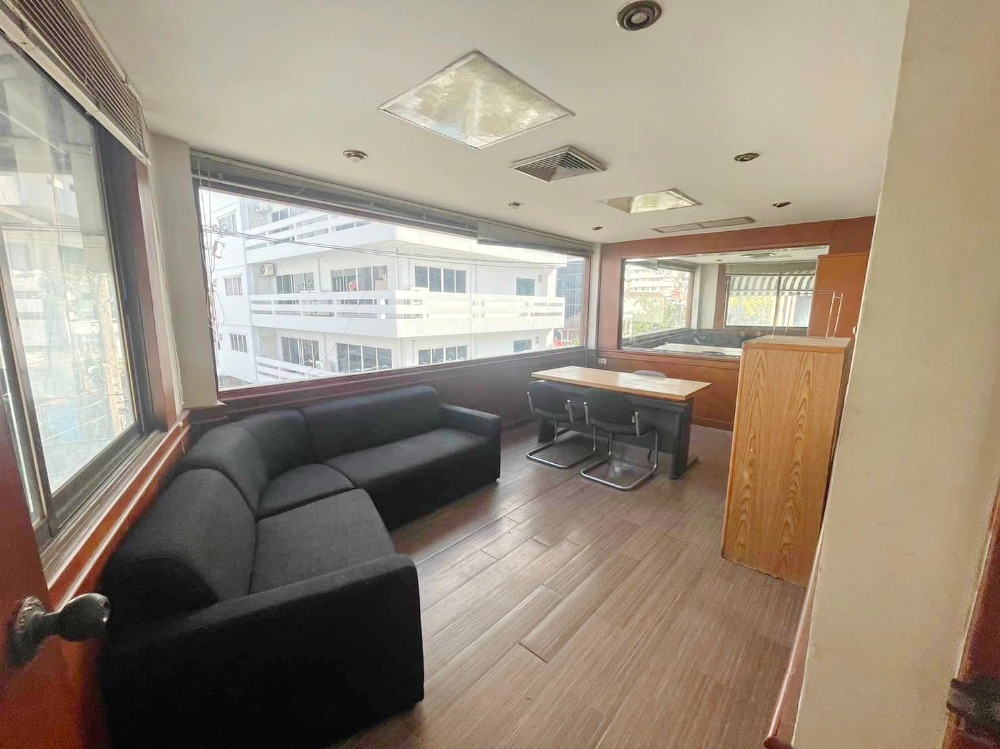 For RentHome OfficeLadprao, Central Ladprao : H0490😊 For RENT For rent, 3-storey home office, 🚪3 bedrooms🚄near BTS Ari🏢Phahon Yothin🔔House area: 90 sq m🔔Usable area: 360 sq m.💲Rent: 100,000฿📞O99-5919653,O65-9423251✅LineID:@sureresidence