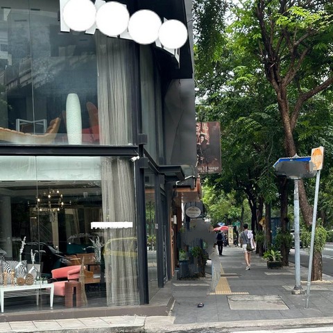 For RentShop HouseSukhumvit, Asoke, Thonglor : HR1896 Commercial building for rent, corner building, very good location, Sukhumvit area, near BTS Phrom Phong, suitable for a restaurant, bar, showroom.