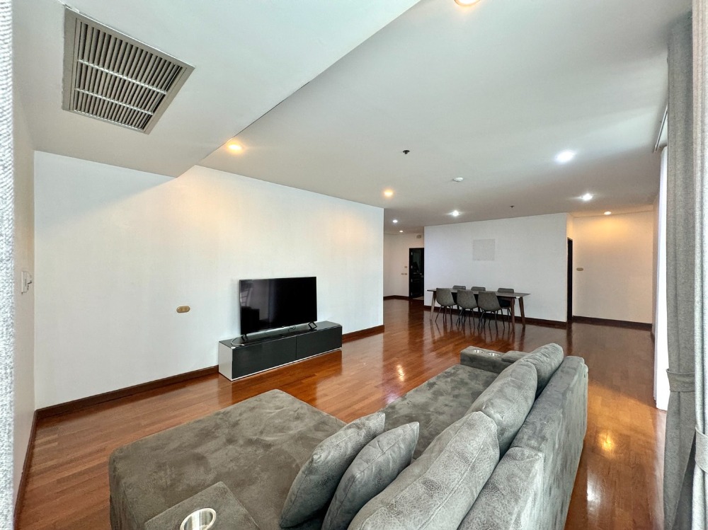 For RentCondoWitthayu, Chidlom, Langsuan, Ploenchit : Special! 3 Bedrooms with a Maid Room in the langsuan Area, Near BTS Chidlom, Opposite Veela and Close to Convenient Amenities.