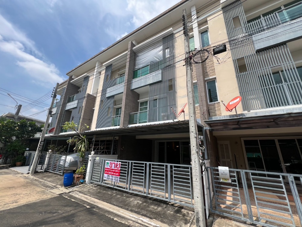 For SaleTownhomeBang Sue, Wong Sawang, Tao Pun : 🏡 3-storey townhouse, beautiful and ready to move in! Good location, near the BTS 🚆 Fully extended, can park 2 cars 💥 Price 5.5 million, negotiable,