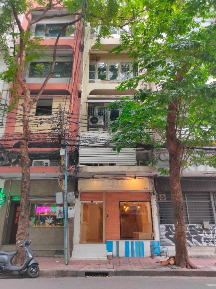 For SaleShop HouseSilom, Saladaeng, Bangrak : For sale - for rent, commercial building, Silom area, beautiful, cheap, in the heart of Bangkok, suitable for business or opening an office. Interested, add Line @841qqlnr
