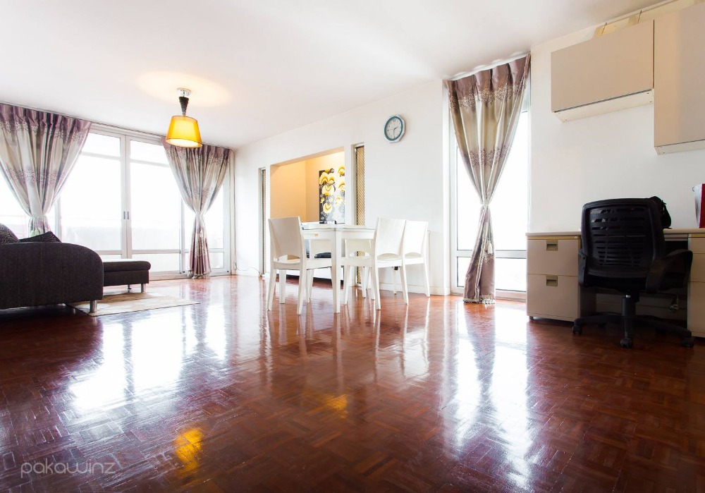 For SaleCondoChaengwatana, Muangthong : Condo Riviera 2 bedrooms, 2 bathrooms, 80 sq m., 17th floor,lake view newly decorated with furniture, swimming pool, tennis court, 7-11, Family Mart, contact 081-813 1451