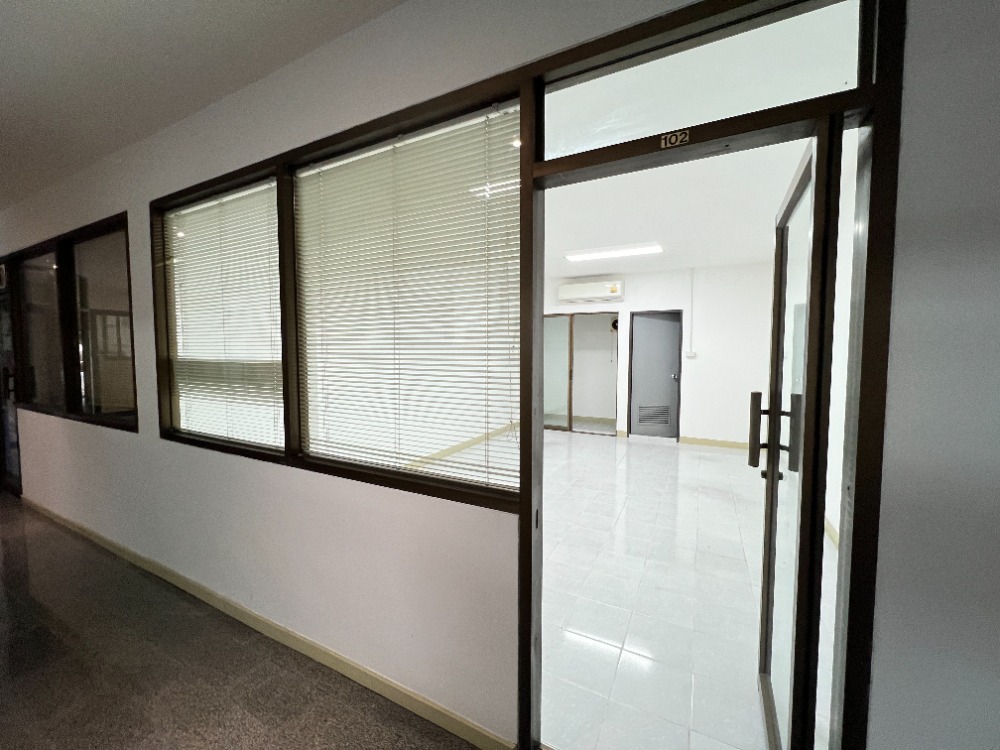 For RentShop HouseSukhumvit, Asoke, Thonglor : RB100024 Office for rent, with parking, Thonglor area, near BTS Thonglor, only 600 meters.