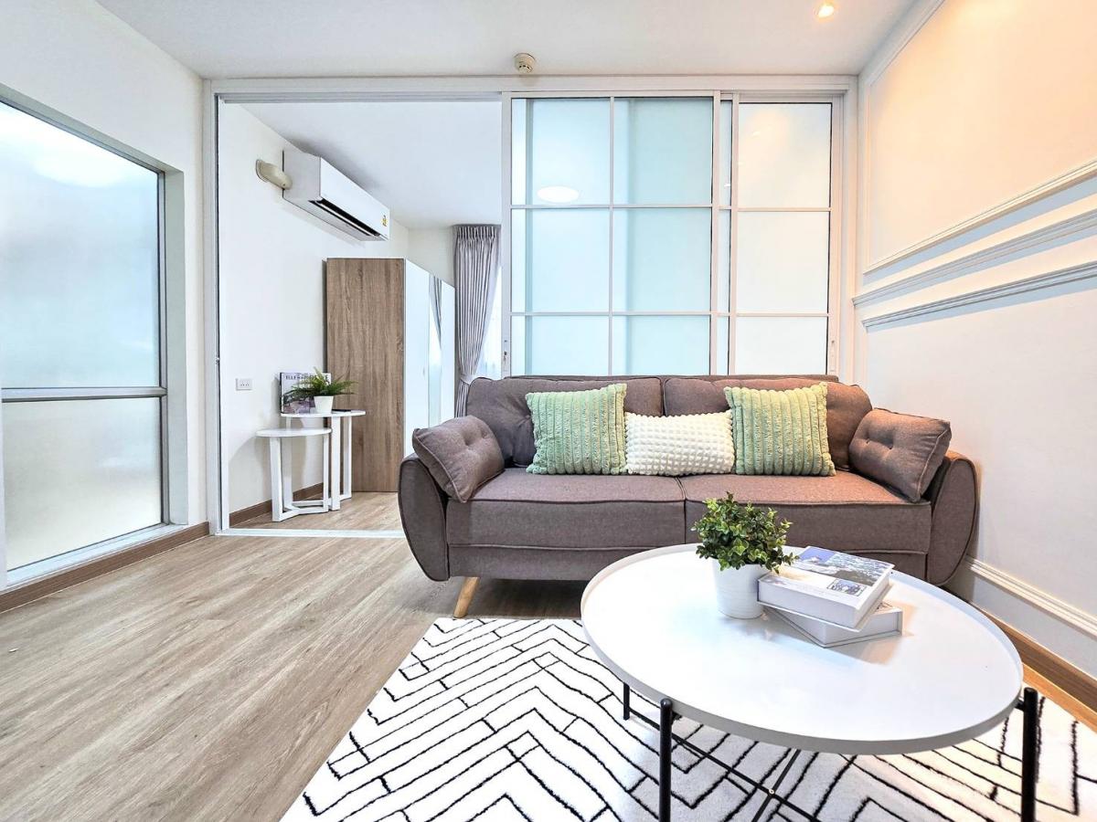 For SaleCondoLadkrabang, Suwannaphum Airport : 🥰Make life 🍃easy every day ((🏡D Condo On Nut - Suvarnabhumi)) 🏊🏻Pool view room for you to relax every day. Separate kitchen area ✨️Near Suvarnabhumi Airport Link. The project is on the road, very convenient to travel 👏