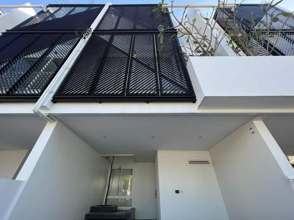 ให้เช่าโฮมออฟฟิศอ่อนนุช อุดมสุข : 🏠ขายและให้เช่า Townhome หรือ  HOME Office สุขุมวิท 93📍ตึก 3 ชั้น สร้างเสร็จใหม่ยังไม่เคยเข้าอยู่ 💖👉ใกล้รถไฟฟ้าอ่อนนุช/บางจาก มีรถรับส่งตลอดวันเดินทางสะดวกเพียง 10 นาที ถึงทองหล่อ👉รายละเอียดตัวบ้าน- 3 ห้องนอน(Master bedroom ชั้น3 และ 2 ห้องนอน ชั้น 2)- 3 ห