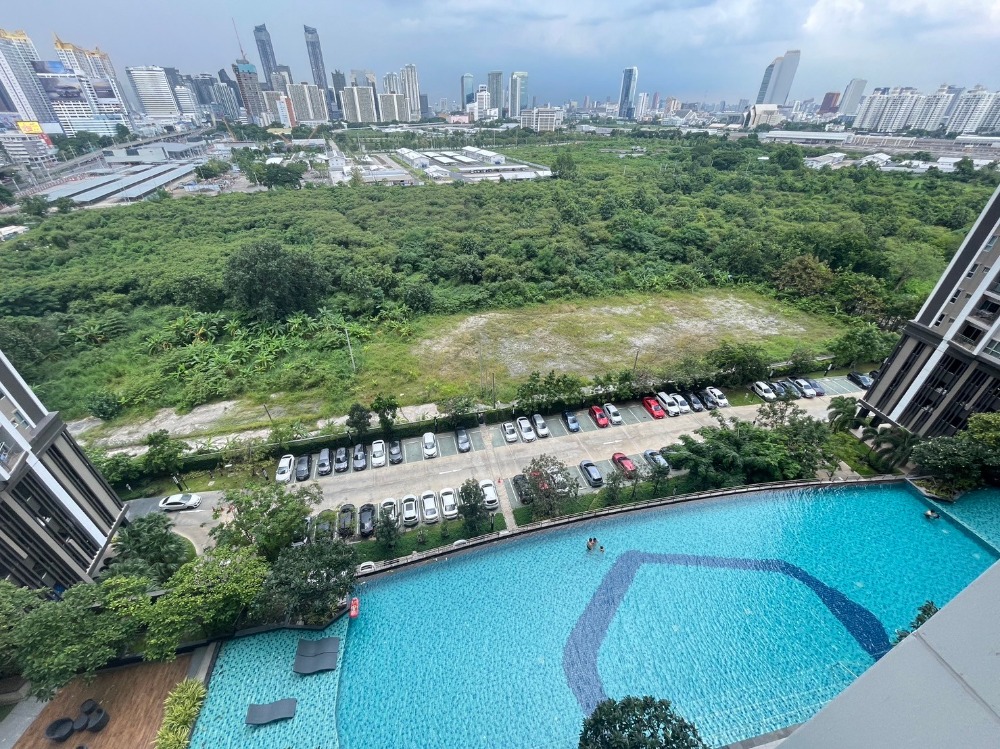 For SaleCondoRama9, Petchburi, RCA : Supalai Veranda Rama 9 FOR SALE 2 BEDROOM 2 BATHROOM FIX PARKING 77 SQ.M. Swimming pool view, very cool wind blowing into the room.