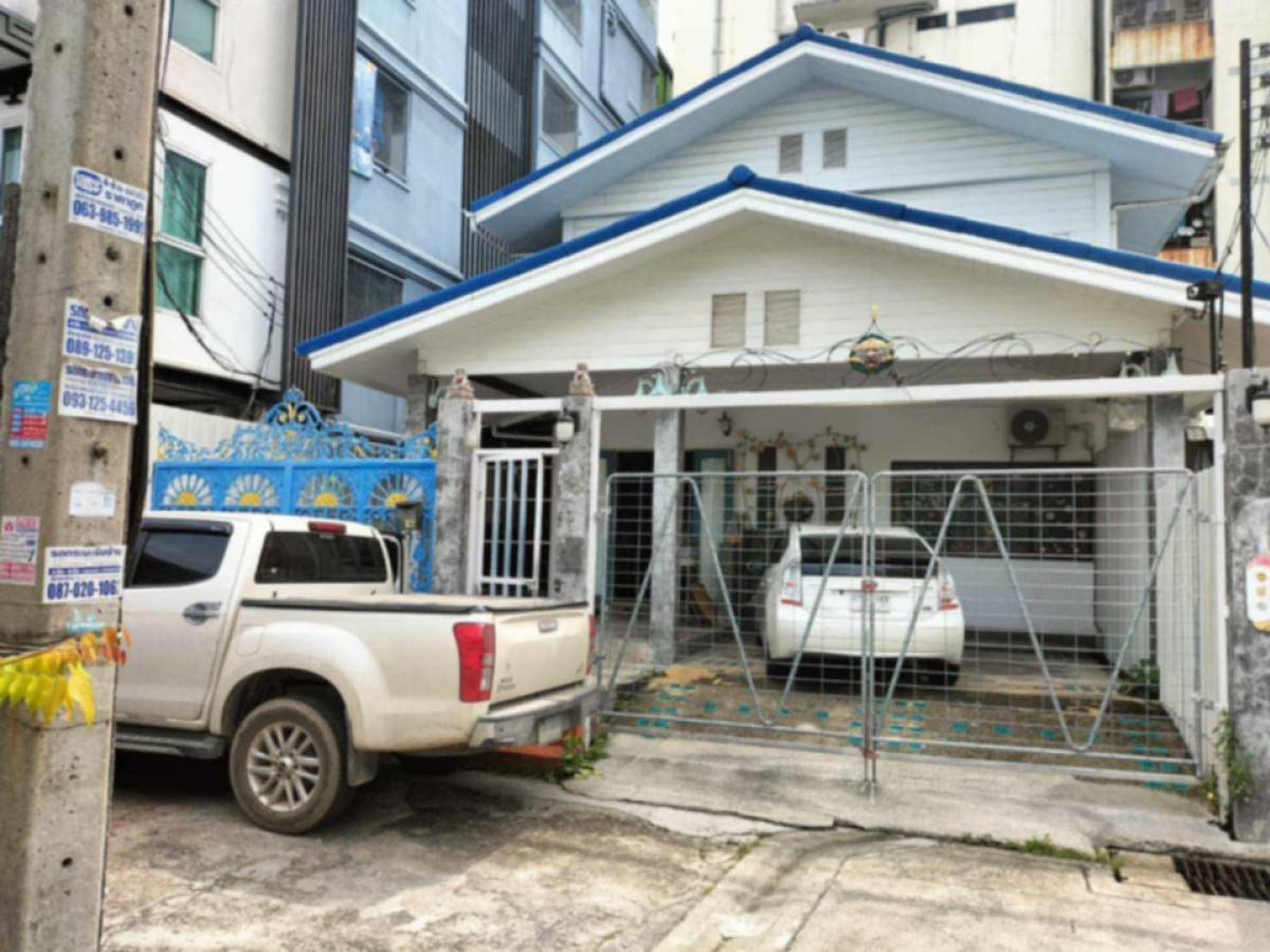 For RentRetail SpaceRatchadapisek, Huaikwang, Suttisan : For rent: 2-storey detached house, Soi Ratchadaphisek 7, for spa, massage shop, Aromatherapy, 1 car parking space, near MRT Cultural Center Station